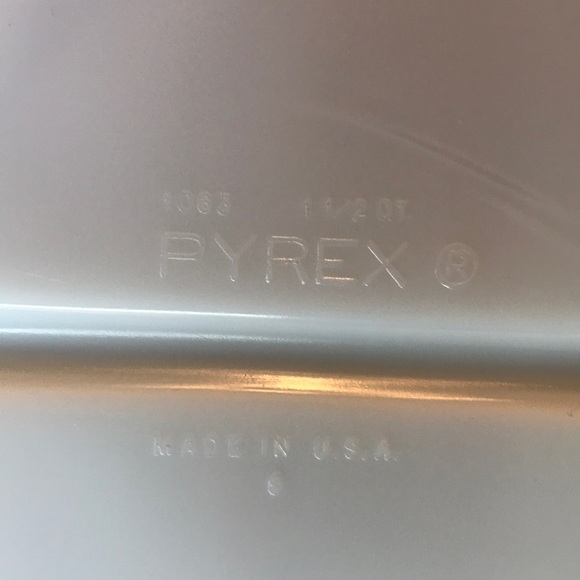 “Pyrex” Vintage 1 1/2 Qt. Divided Dish - Picture 3 of 4